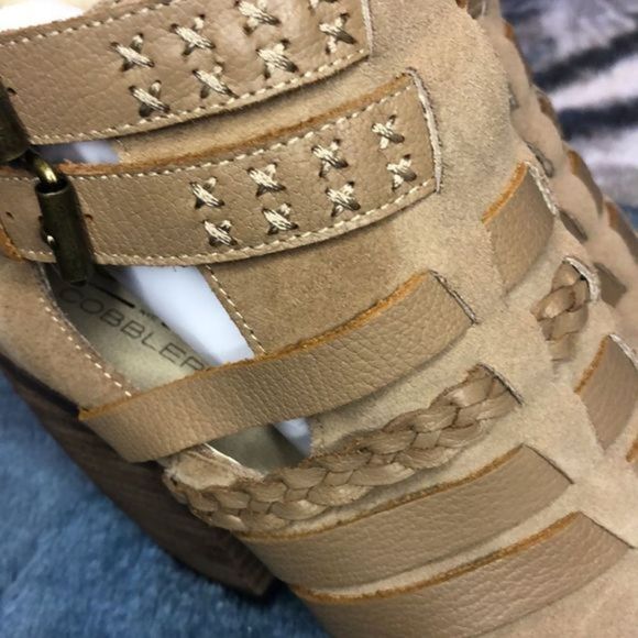 133. SoHo NYC Cobbler leather buckled ankle boots (8.5) - Picture 5 of 17